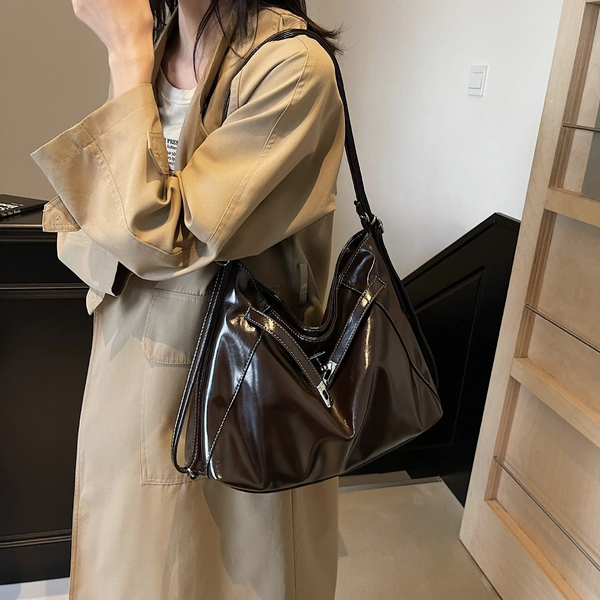 REALAIOT 2025 Large capacity commuter tote bag women's popular new casual versatile single shoulder crossbody multi-functional fashion backpack